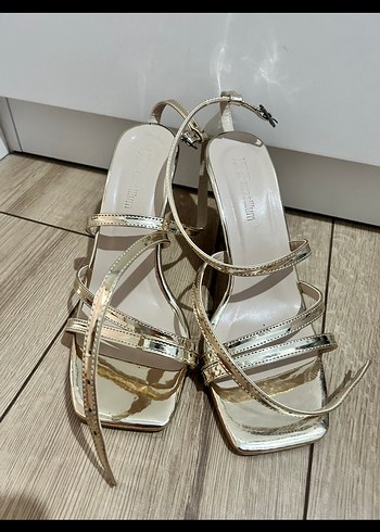 Altın Renkli Yılan Desenli Stiletto Kadın Ayakkabı