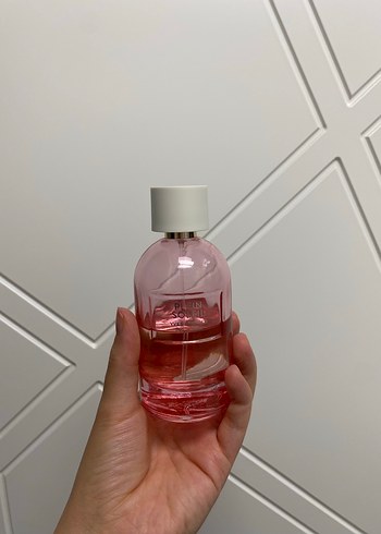 Pembe Kadın Parfümü Şişesi