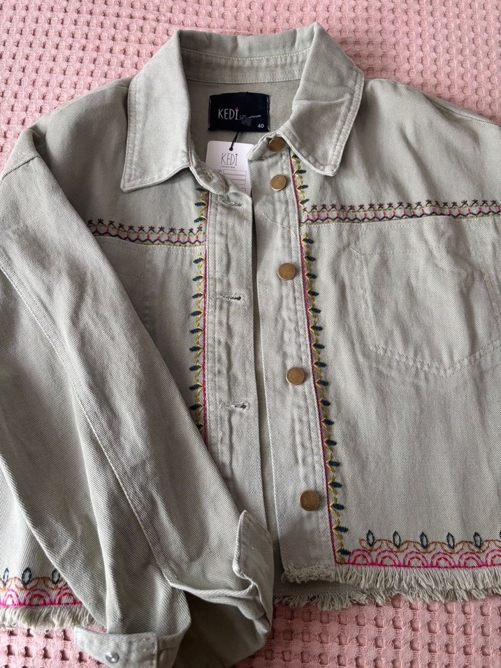 Nakışlı Düğmeli Kadın Kot Ceket - Görsel 3