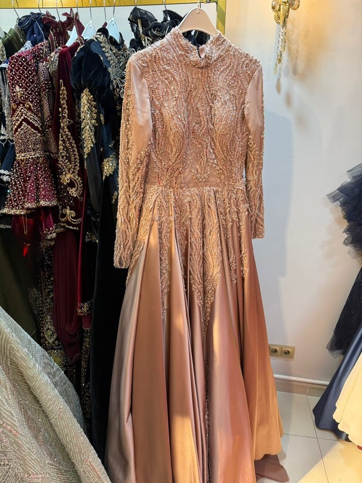 İnci İşlemeli Bej Uzun Abiye Elbise - Görsel 2