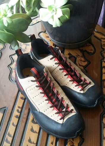 La sportiva tirmanis ve dağcı ayakkabisi