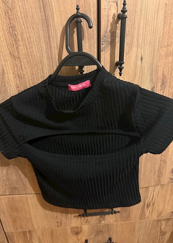 Siyah Yüksek Yaka Kısa Kollu Crop Top