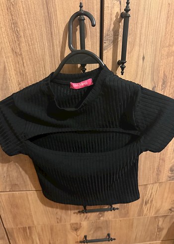 Bershka Siyah Yüksek Yaka Kısa Kollu Crop Top