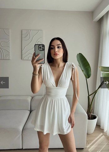 V Yaka Kolsuz Mini Beyaz Elbise