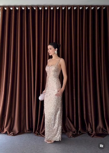 Parlak Altın Renkli V Yakalı Uzun Abiye Elbise - Görsel 2