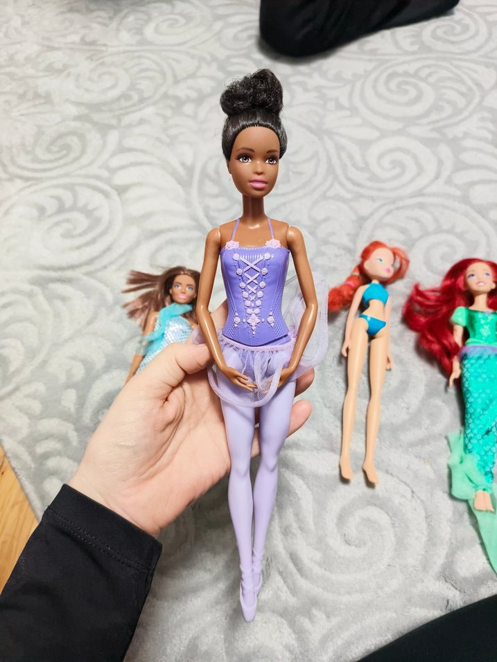 Çeşitli Kıyafetli Renkli Bebekler - Görsel 3