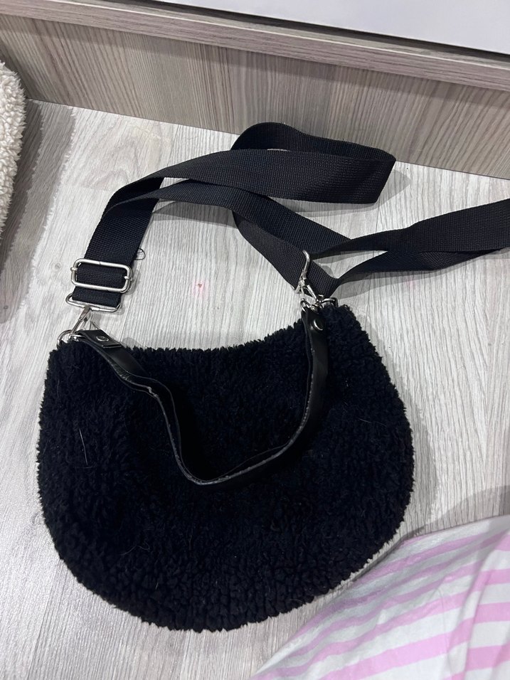 Siyah Kemerli Peluş Çanta - Görsel 2