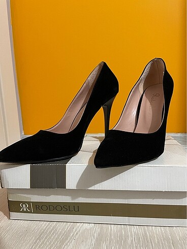 Rodoslu siyah stiletto topuklu ayakkabı