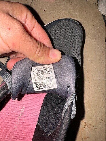 Orijinal Adidas kadın ayakkabısı.
