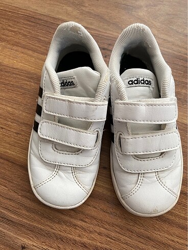 25 Beden beyaz Renk Adidas erkek çocuk spor ayakkabı