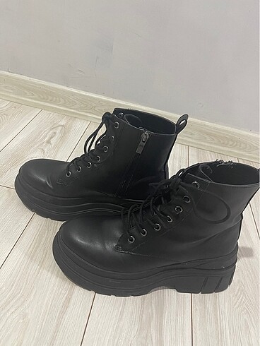 38 Beden siyah Renk Bershka bot