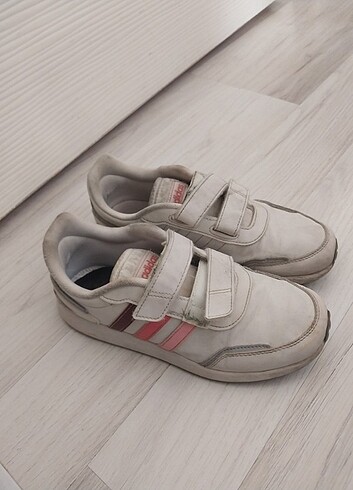 35 Beden beyaz Renk Adidas kız çocuk spor ayakkabı