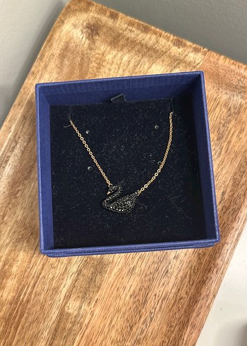 Swarovski rose gold siyah kuğu kolye