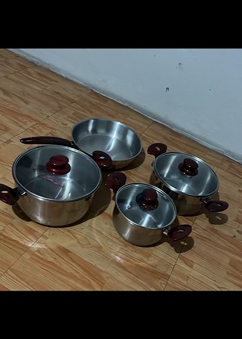 Parlak kahverengi saplı tencere ve tava seti