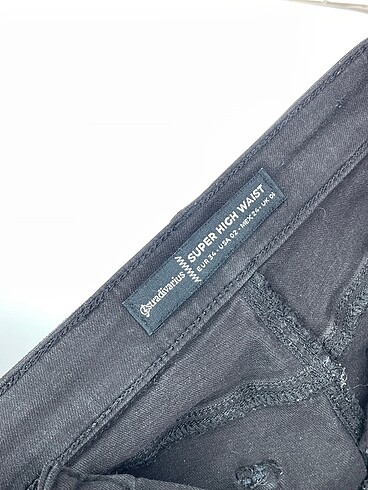 34 Beden siyah Renk Stradivarius Jean / Kot %70 İndirimli.