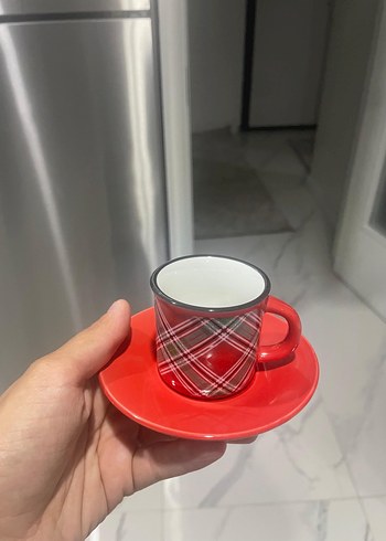 Kırmızı Desenli Fincan ve Tabak Takımı