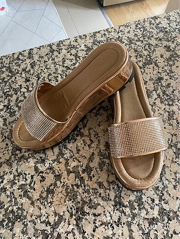 Bambi Gold tasli terlik