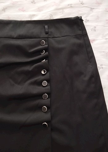 Yanda Düğme Detaylı Siyah Midi Etek