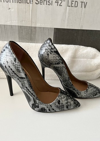Gri Yılan Desenli Deri Stiletto Topuklu - Görsel 2