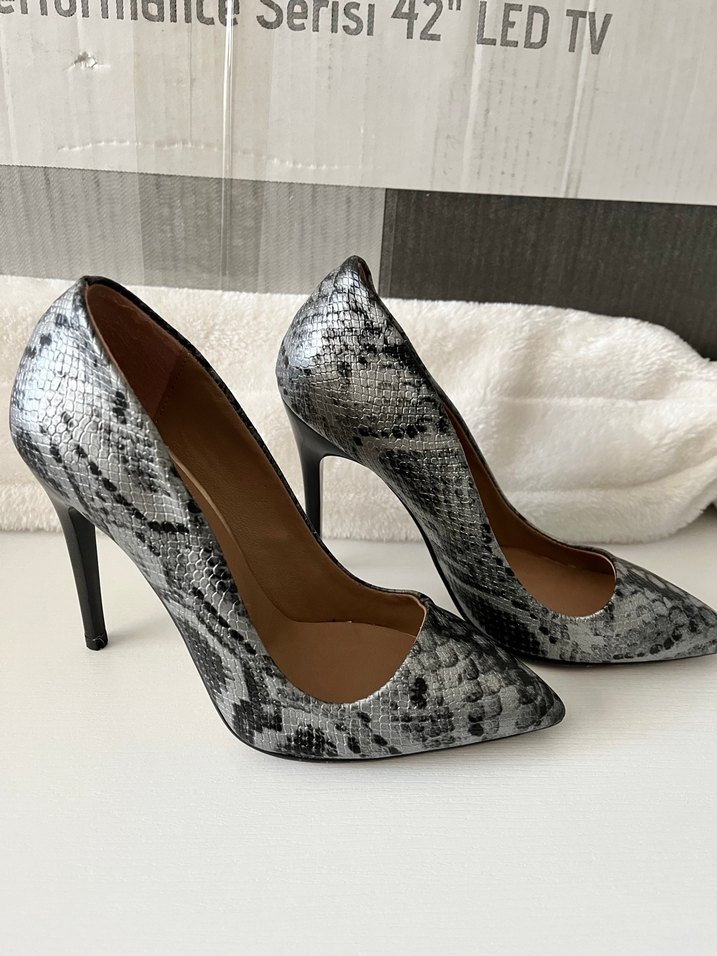 Gri Yılan Desenli Deri Stiletto Topuklu - Görsel 2