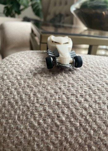 Beyaz Minyatür Oyuncak Araba - Görsel 3