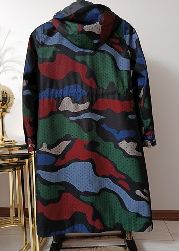 Kadın Çok Renkli Kamuflaj Desenli Uzun Yağmurluk - Görsel 3