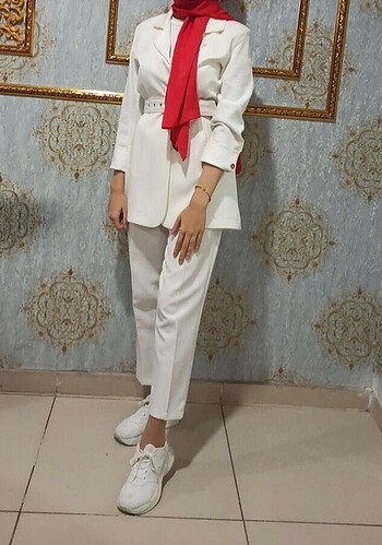 Beyaz kemerli blazer takım 
