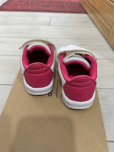 22 Beden beyaz Renk Adidas spor ayakkabı