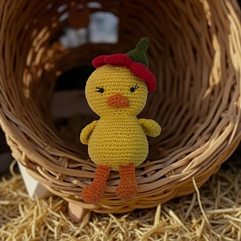 Amigurumi çiçek şapkalı ördek