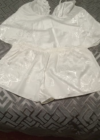 İşlemeli Beyaz Uzun Kadın Sabahlık - Görsel 2