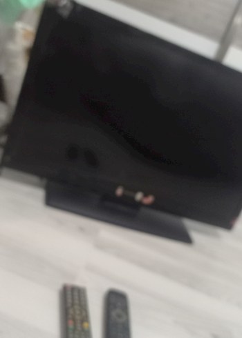 Siyah TV ve İki Kumanda - Görsel 2