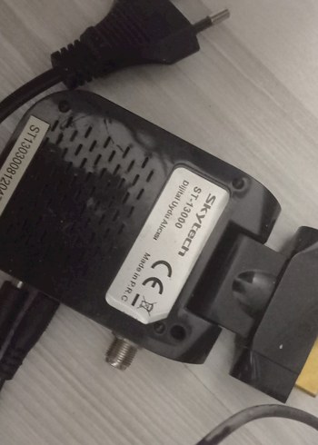 Siyah TV ve İki Kumanda - Görsel 4