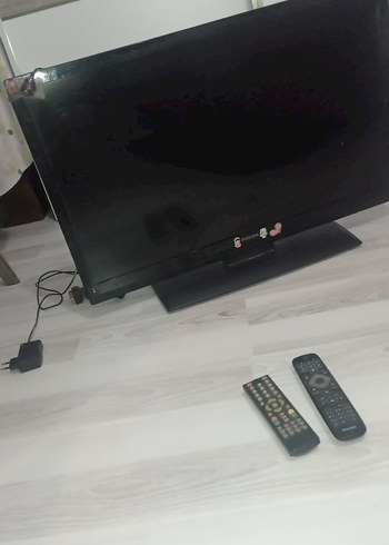 Siyah TV ve İki Kumanda - Görsel 5