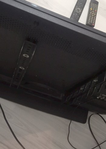 Siyah TV ve İki Kumanda - Görsel 3