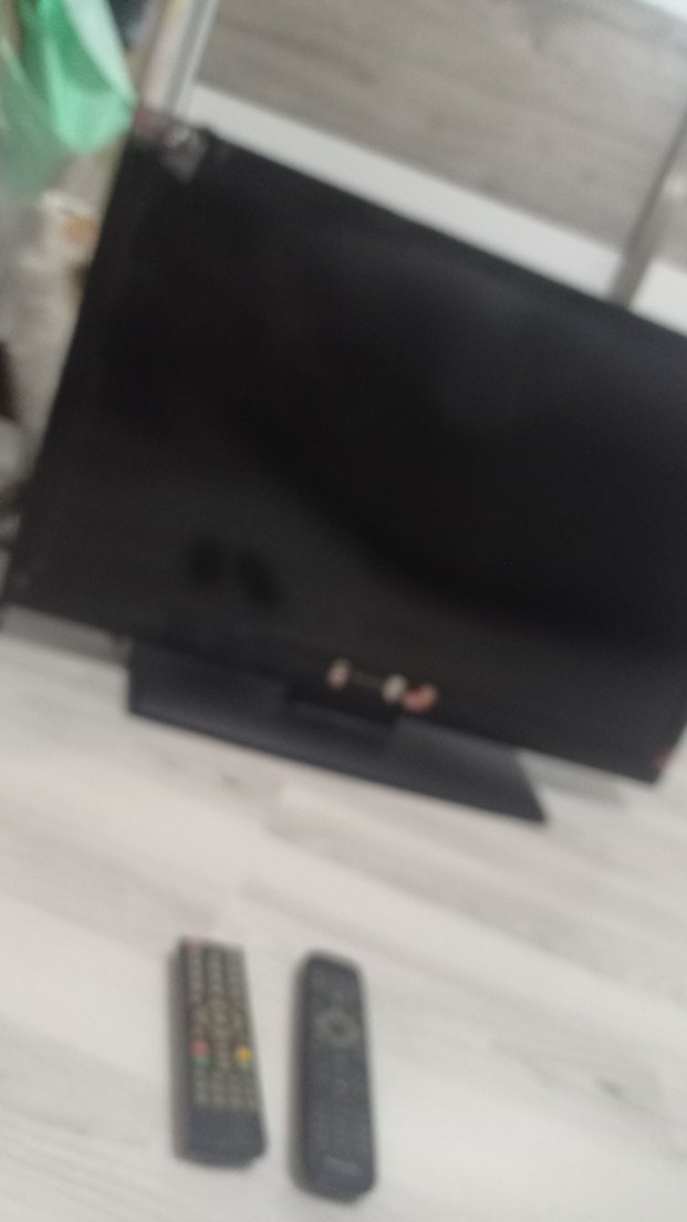 Siyah TV ve İki Kumanda - Görsel 2