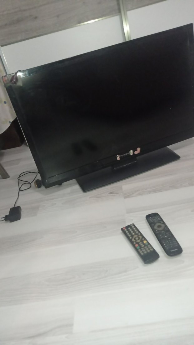 Siyah TV ve İki Kumanda - Görsel 5