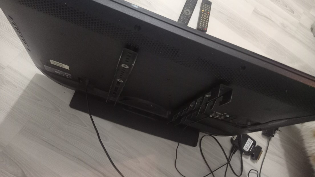 Siyah TV ve İki Kumanda - Görsel 3