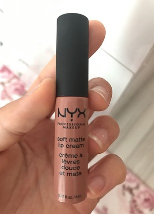 NYX Nyx london mat ruj