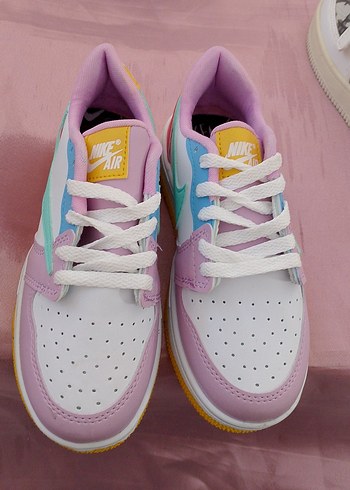 Nike Renkli Bağcıklı Kadın Spor Ayakkabı