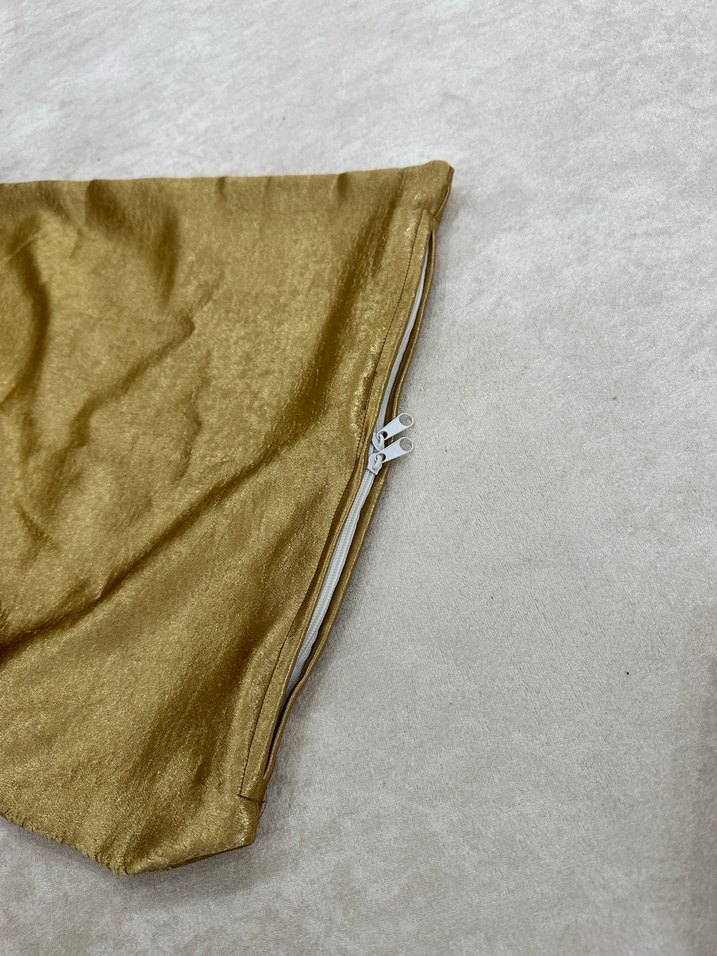 Parlak Altın Renkli Yastık Kılıfı - Görsel 2