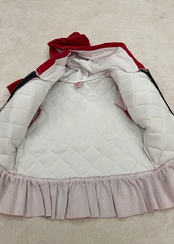 Kırmızı Fırfırlı Kapüşonlu yelek - Görsel 2