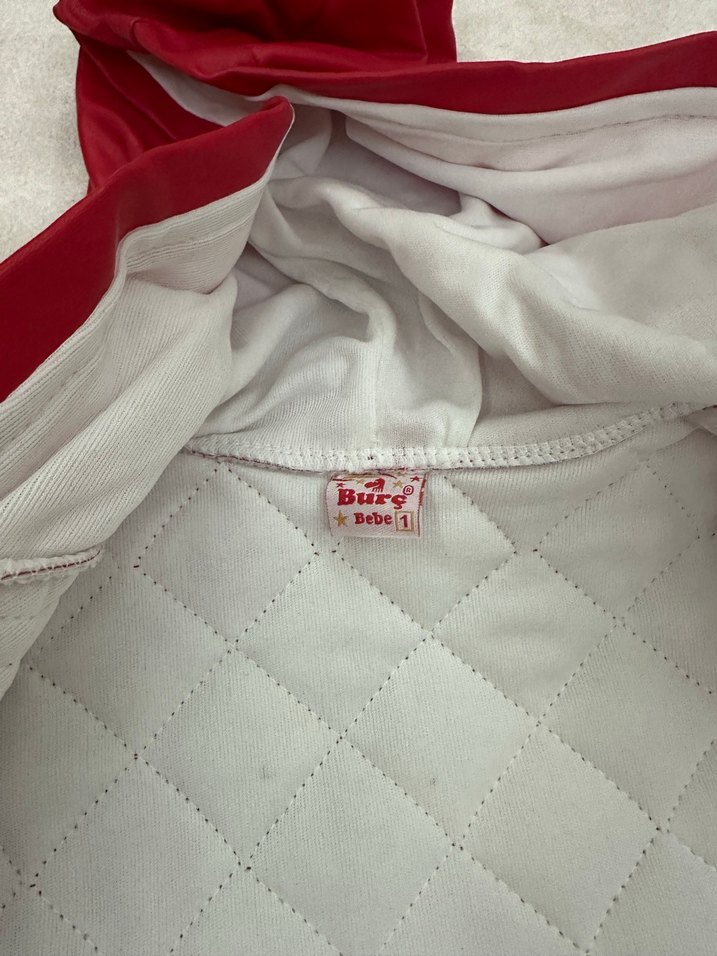 Kırmızı Fırfırlı Kapüşonlu yelek - Görsel 3