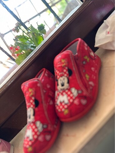 27 Beden kırmızı Renk Minnie mause panduf