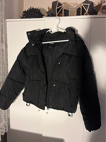 Pull and Bear Pull&Bear kısa kapüşonlu şişme mont