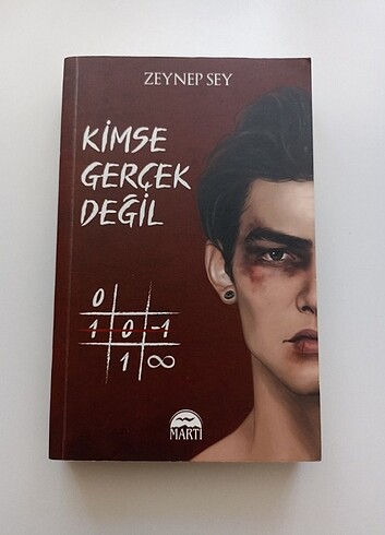 Kimse gerçek değil 