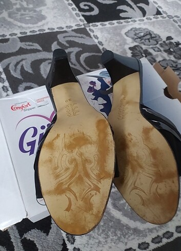Zara Ev içinde halı üstünde giyildi
