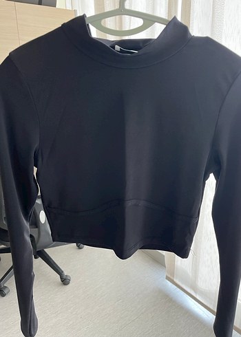 Siyah Yüksek Yakalı Crop Top