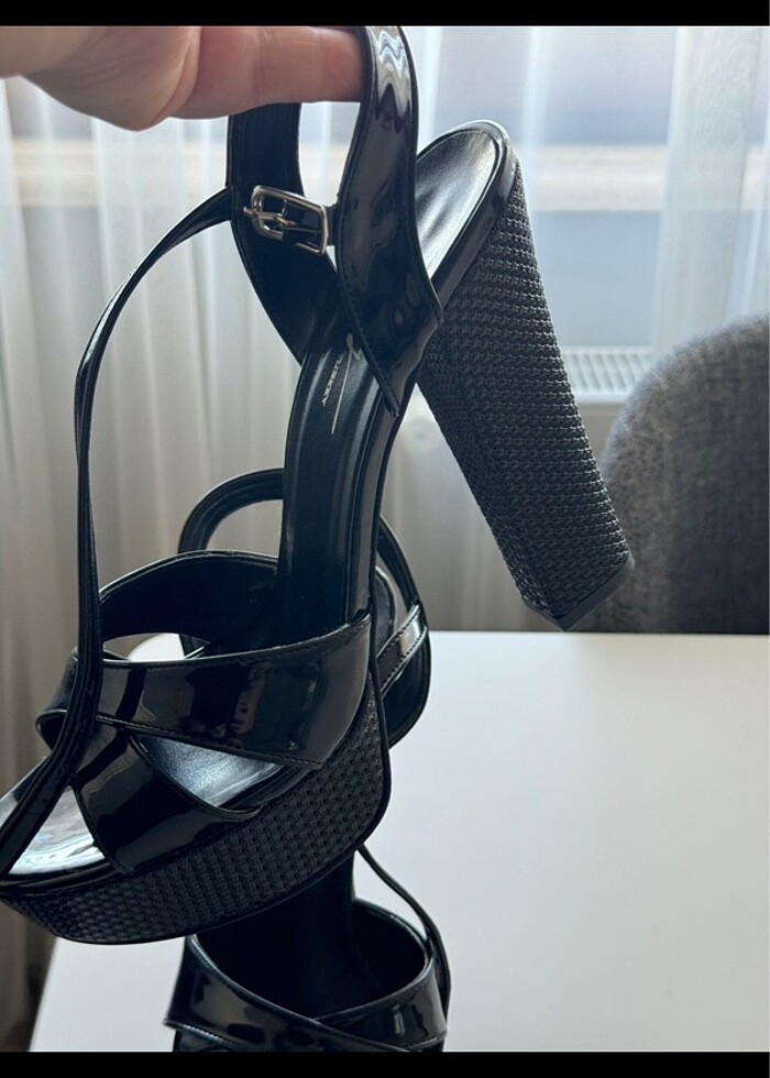 Siyah topuklu ayakkabı - Görsel 3