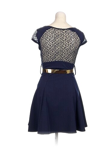 40 Beden PreLoved Kısa Elbise %70 İndirimli.