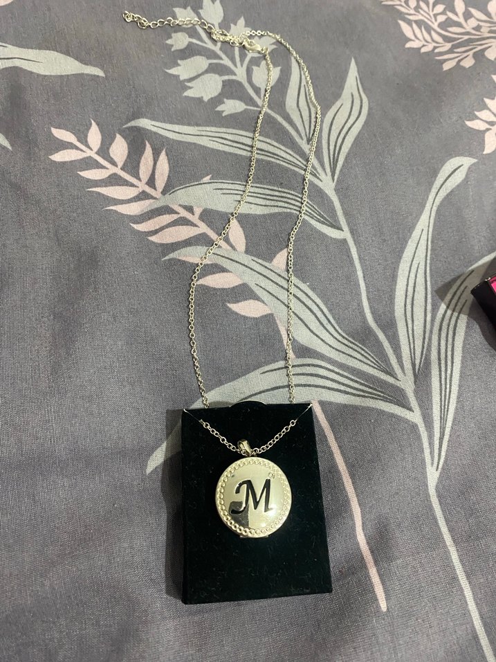 M harfli içi açılan kolye taşlı - Görsel 2